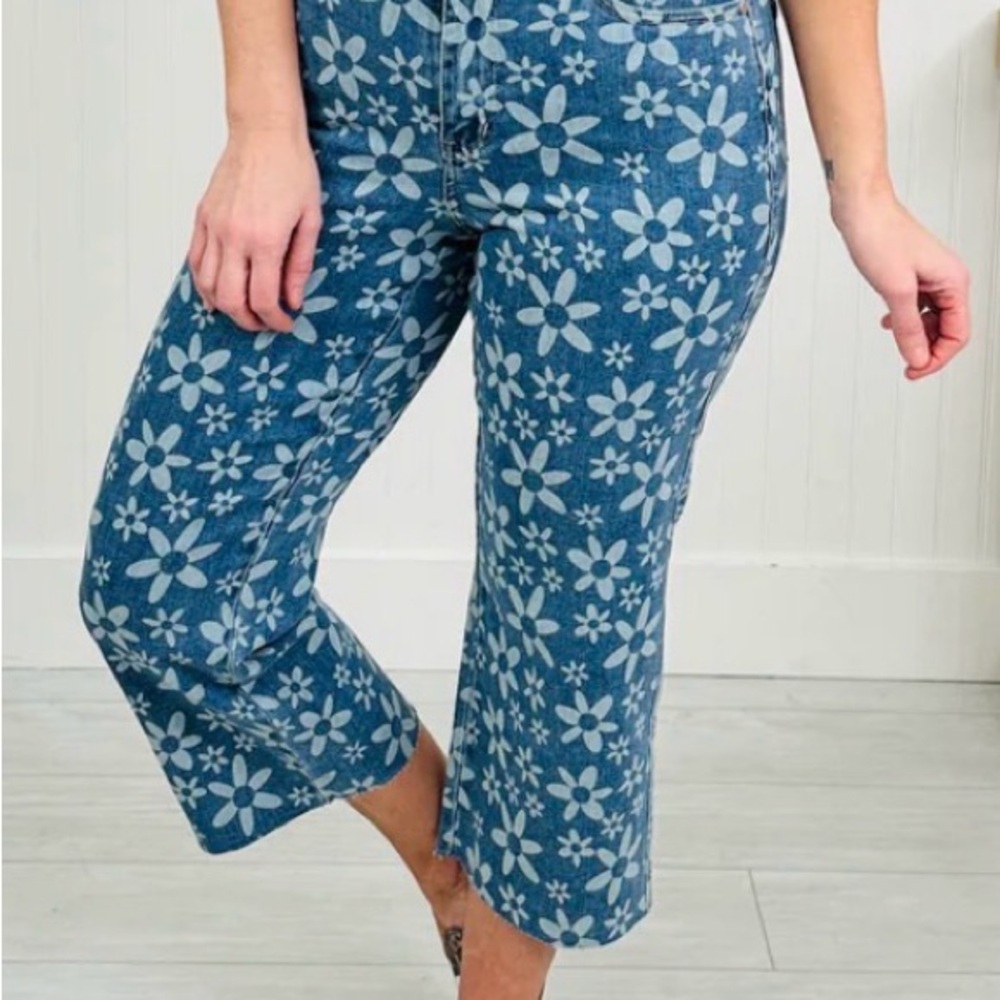 Judy Blue Daisy Daze Cropped wide leg Jeans